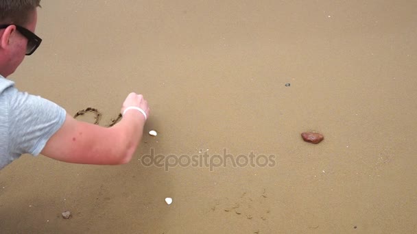 Φιγούρες 2018 γραμμένο στην άμμο πλένονται με ένα κύμα — Αρχείο Βίντεο