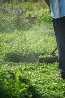 Çimleri biçen adam