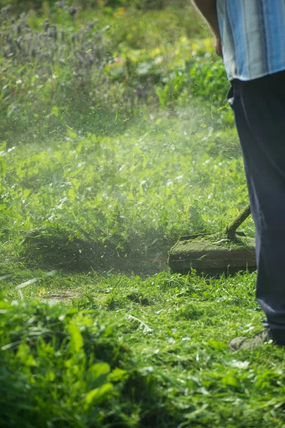 Çimleri biçen adam