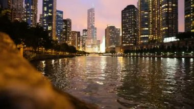 Chicago şehir manzarası gece nehir üzerinde