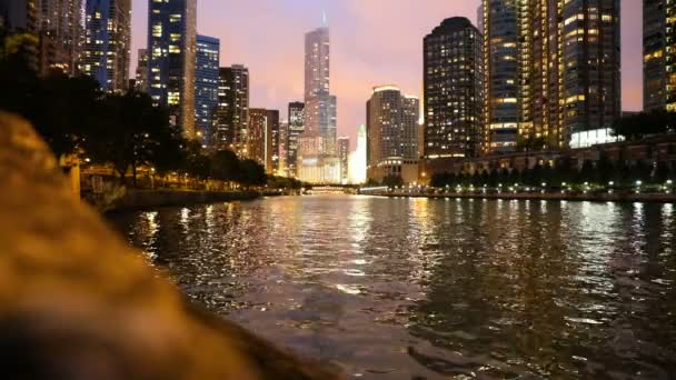 Σικάγο στο κέντρο της πόλης στον ορίζοντα στις όχθες του ποταμού, το βράδυ — Αρχείο Βίντεο