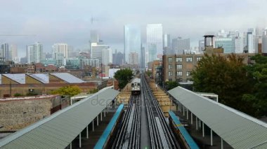 Chicago şehir merkezi cityscape ve metro treni