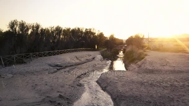 Bellissimo paesaggio naturale di un torrente al tramonto — Video Stock