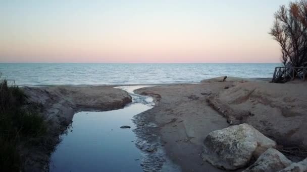 Vackra landskap en strand och en flod — Stockvideo