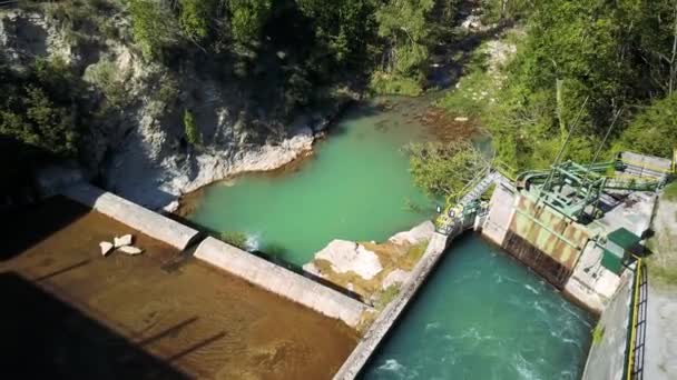 Muralla de hormigón en un lago para el suministro de energía en Italia — Vídeo de stock