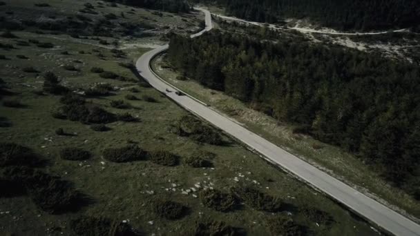 Veduta aerea di una strada di campagna sulle colline in montagna — Video Stock