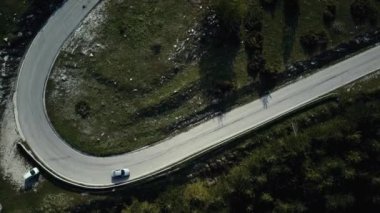 Dağ tepelerde bir ülkenin yolu havadan görünümü