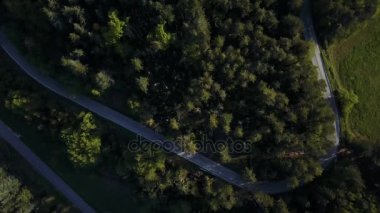 Dağ tepelerde bir ülkenin yolu havadan görünümü