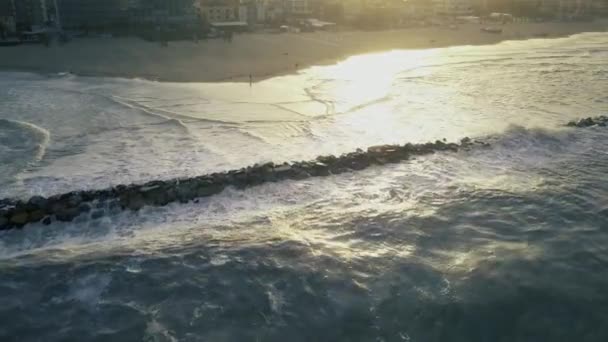 Letecký pohled na moři vlny na pobřeží Jaderského moře během bouřlivého dne — Stock video