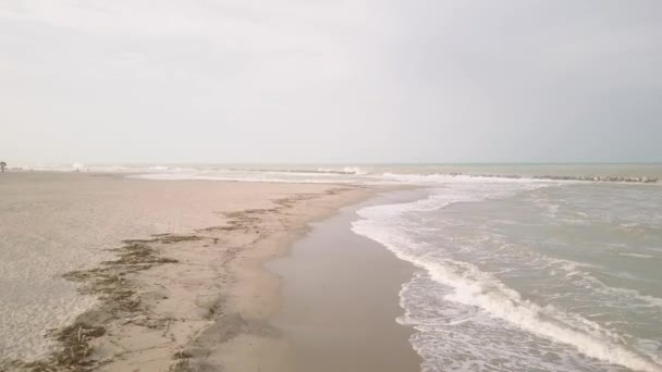 海波浪对海岸线鸟瞰图在暴风雨的一天 — 图库视频影像