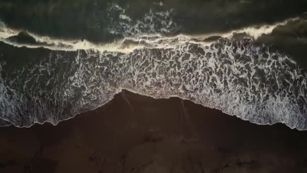 Widok z lotu ptaka fale morza na wybrzeżu podczas burzliwych dni — Wideo stockowe