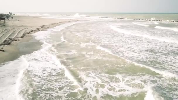 Ondas do mar vista aérea sobre a costa durante um dia tempestuoso — Vídeo de Stock