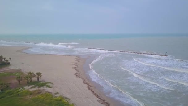 Fırtınalı bir gün boyunca sahil şeridi üzerinde deniz dalgaları havadan görünümü — Stok video