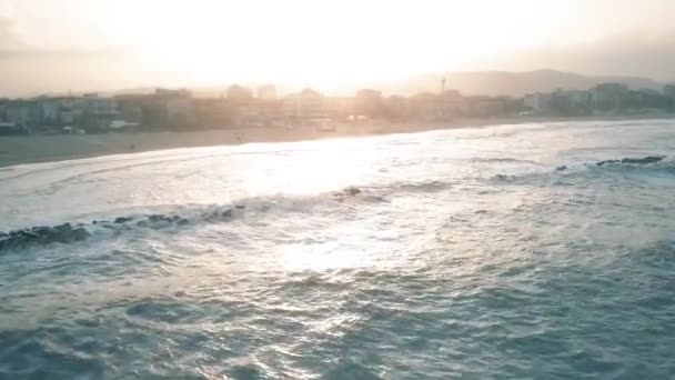 Letecký pohled na moři vlny na pobřeží Jaderského moře během bouřlivého dne — Stock video