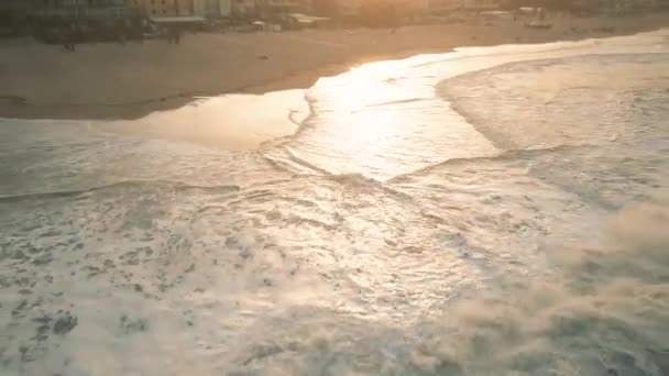 Ondas do mar vista aérea sobre a costa durante um dia tempestuoso — Vídeo de Stock