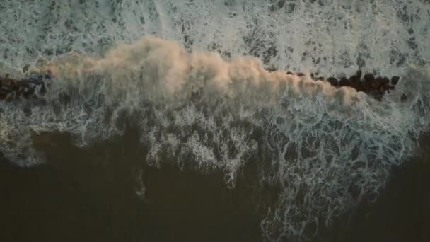 Vista aérea de las olas del mar en la costa durante un día tormentoso — Vídeos de Stock