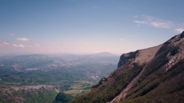 Hegyi táj, repülő körül a hegycsúcsok, egy nemzeti parkban — Stock videók