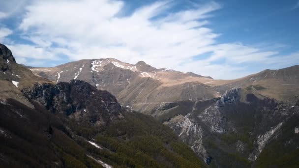 Bergslandskap som flyger runt bergstopparna i en nationalpark — Stockvideo