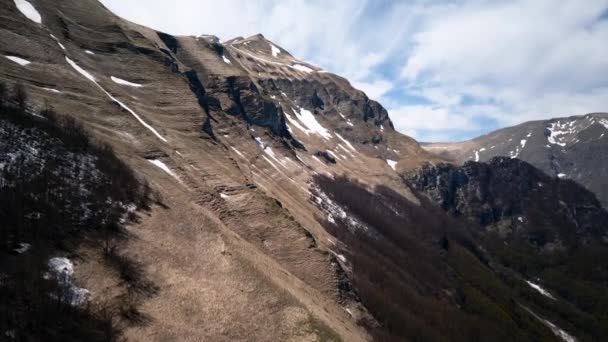 Paysage de montagne volant autour des sommets de montagne dans un parc national Vidéo De Stock