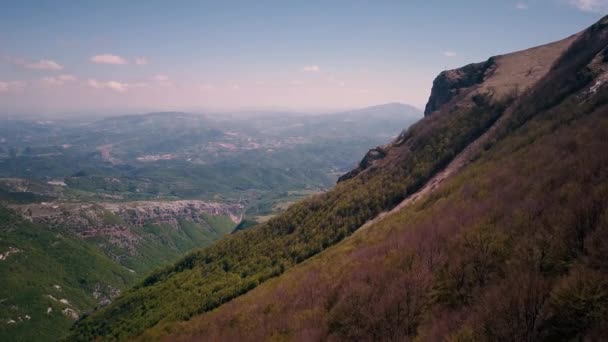 Berglandschap vliegen rond de bergtoppen in een nationaal park — Stockvideo