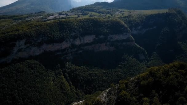 Paisaje montañoso volando alrededor de los picos montañosos en un parque nacional — Vídeos de Stock