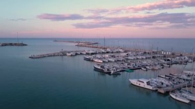 Turistik liman yelkende alacakaranlıkta, iskele üzerinden dron görünüm ile