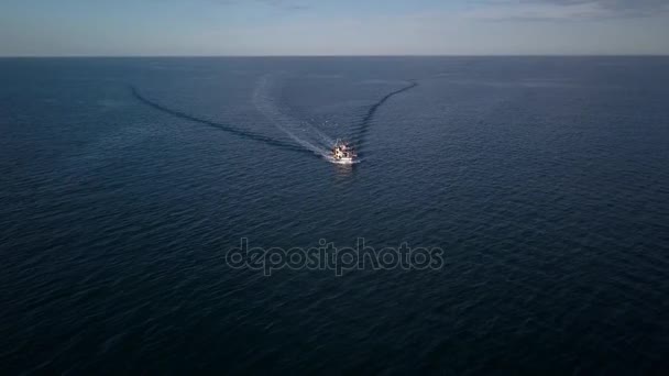 Barco de pesca Viaja dentro del puerto al atardecer — Vídeos de Stock