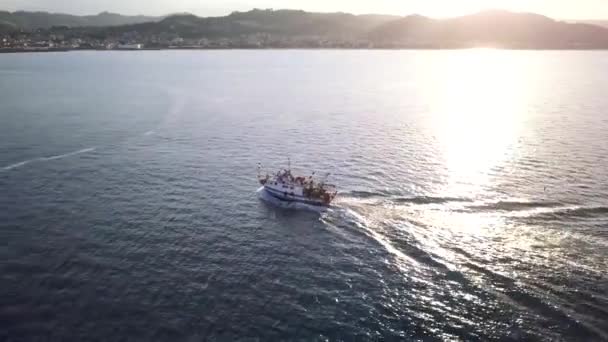 Barco de pesca Viaja dentro do porto ao entardecer — Vídeo de Stock