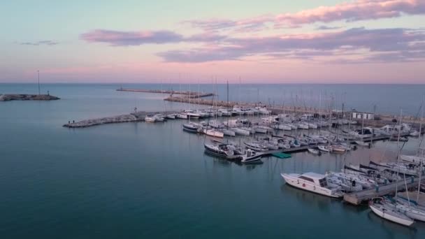 Turistik liman yelkende alacakaranlıkta, iskele üzerinden dron görünüm ile — Stok video