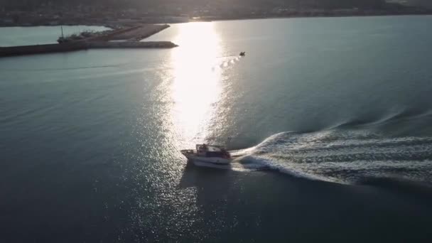 Barca da pesca Viaggia all'interno del porto al tramonto — Video Stock