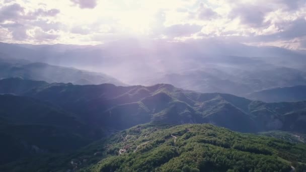 Berglandschap vliegen rond de bergtoppen in een nationaal park — Stockvideo