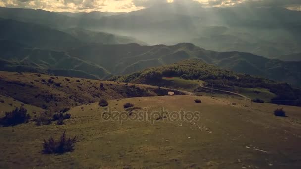 Гірський пейзаж, що летить навколо гірських вершин у національному парку — стокове відео