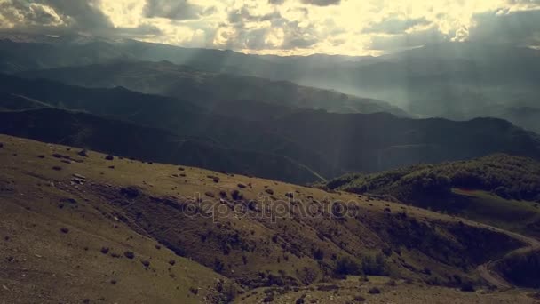 Paisaje montañoso volando alrededor de los picos montañosos en un parque nacional — Vídeos de Stock