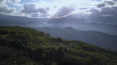 Dağların ve ormanın üzerinden uçarak 