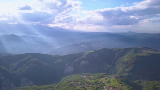 Sobrevolando montañas y bosques — Vídeos de Stock