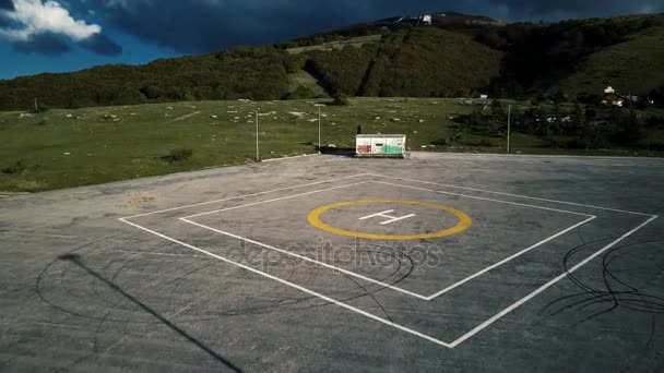 Partida e aterragem de Helipad - Tiro aéreo — Vídeo de Stock