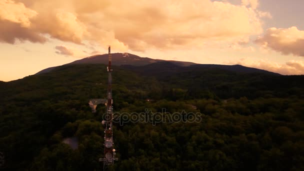 Antena de comunicación en un pico de montaña — Vídeos de Stock