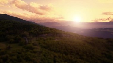 Dağların ve ormanın üzerinden uçarak 