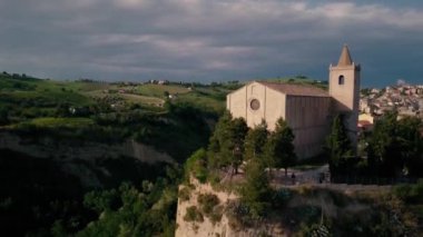 Kırsal kilise bir tepenin üst kısmında