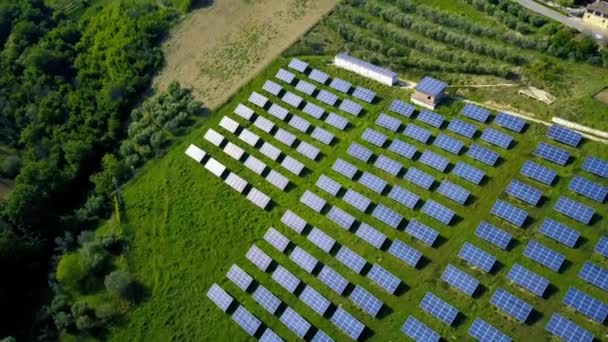 Solarmodule Farm Feld der grünen erneuerbaren Energien — Stockvideo