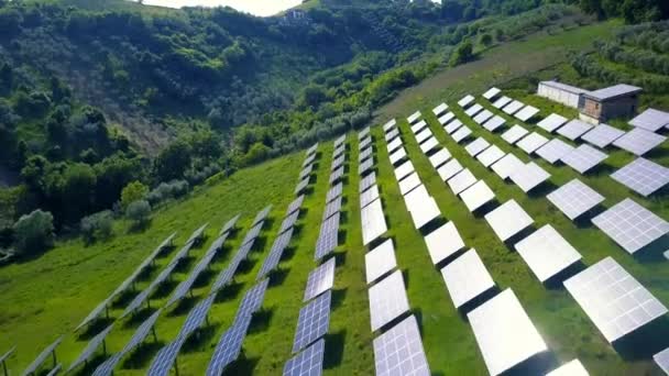 Solarmodule Farm Feld der grünen erneuerbaren Energien — Stockvideo