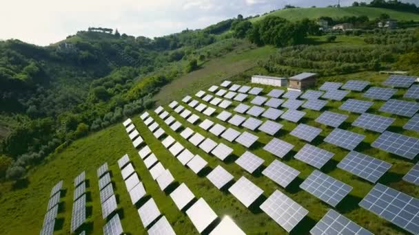 Pannelli solari fattoria campo di energia rinnovabile verde — Video Stock