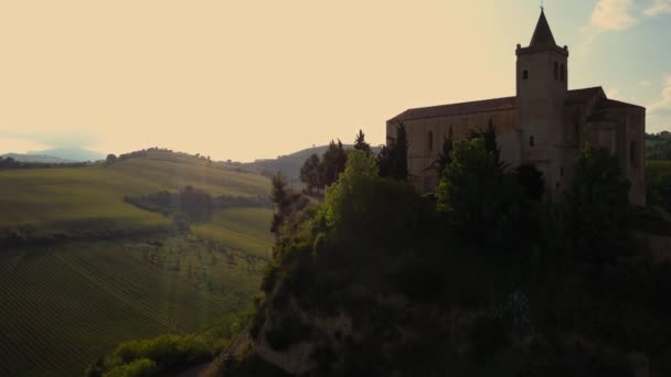 Igreja do campo no topo de uma colina — Vídeo de Stock