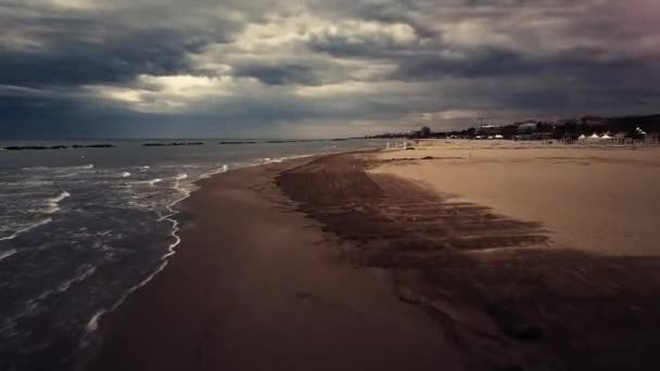 Un día en la playa, el clima estaba nublado y oscuro, en este metraje aéreo por dron es visible un paisaje marino y rocas durante un día nublado y malhumorado — Vídeo de stock