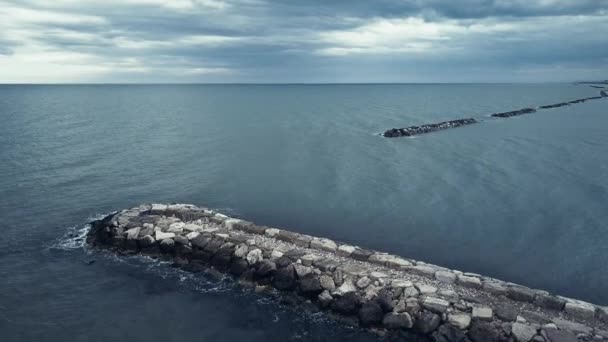 Spiaggia di sabbia e tempo nuvoloso — Video Stock