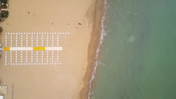 Widok z lotu ptaka piasek plaża strzał z drone — Wideo stockowe
