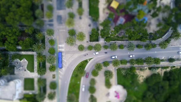 Verkehr auf der Promenadenstraße aus der Luft mit einer Drohne aufgenommen. Menschen gehen an den Strand — Stockvideo