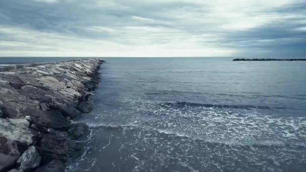 Playa de arena y clima nublado — Vídeo de stock