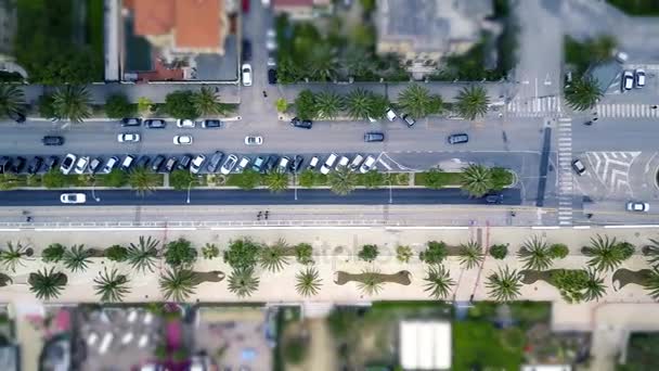 Verkehr auf der Promenadenstraße aus der Luft mit einer Drohne aufgenommen. Menschen gehen an den Strand — Stockvideo
