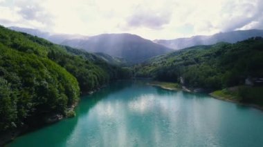 Bir tatlı su Gölü ve baraj İtalya havadan görünümü